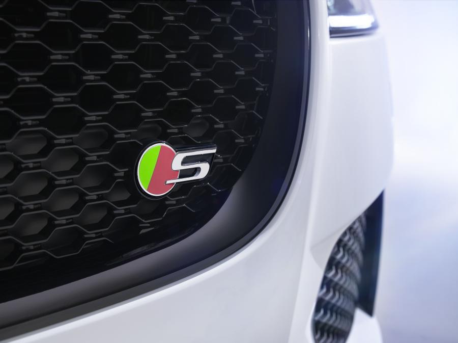  Jaguar XF S AWD 2015 года  (фото 25 из 43)